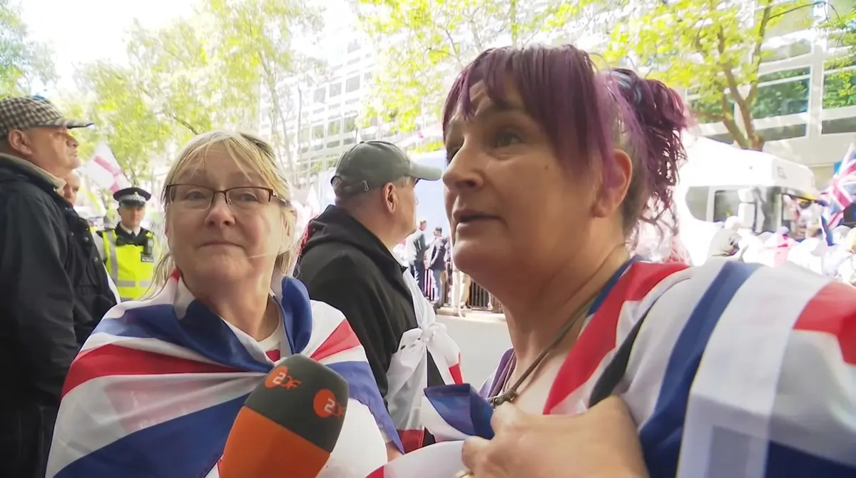 Frau Union Jack Flagge London Kundgebung