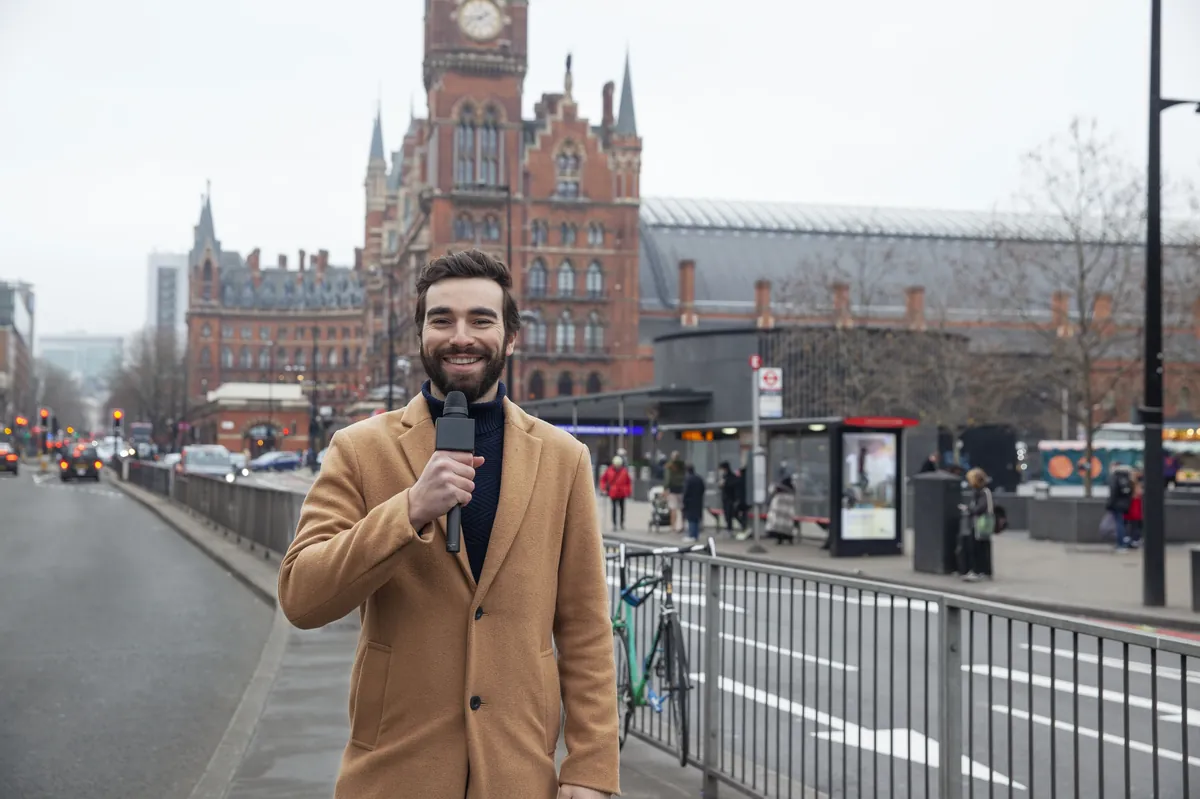 Journalist Reporter Mikrofon Uk Fernsehen Nachrichten Britisch Medien Wahlberich