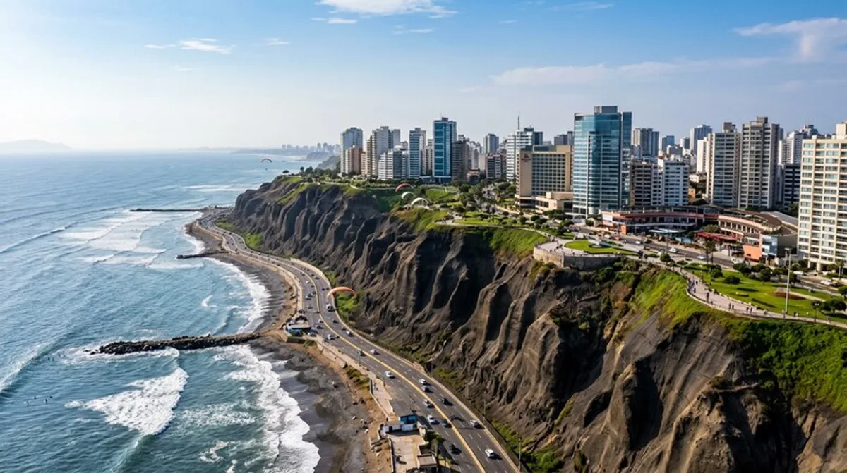 Lima Peru Miraflores Malecon Pazifik Steilkueste Gleitschirmflieger Skyline Kueste Moderne Gebaeude Zennews24